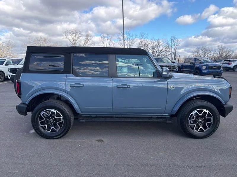 2023 Azure Gray Metallic Tri-Coat Ford Bronco Outer Banks 4X4 SUV