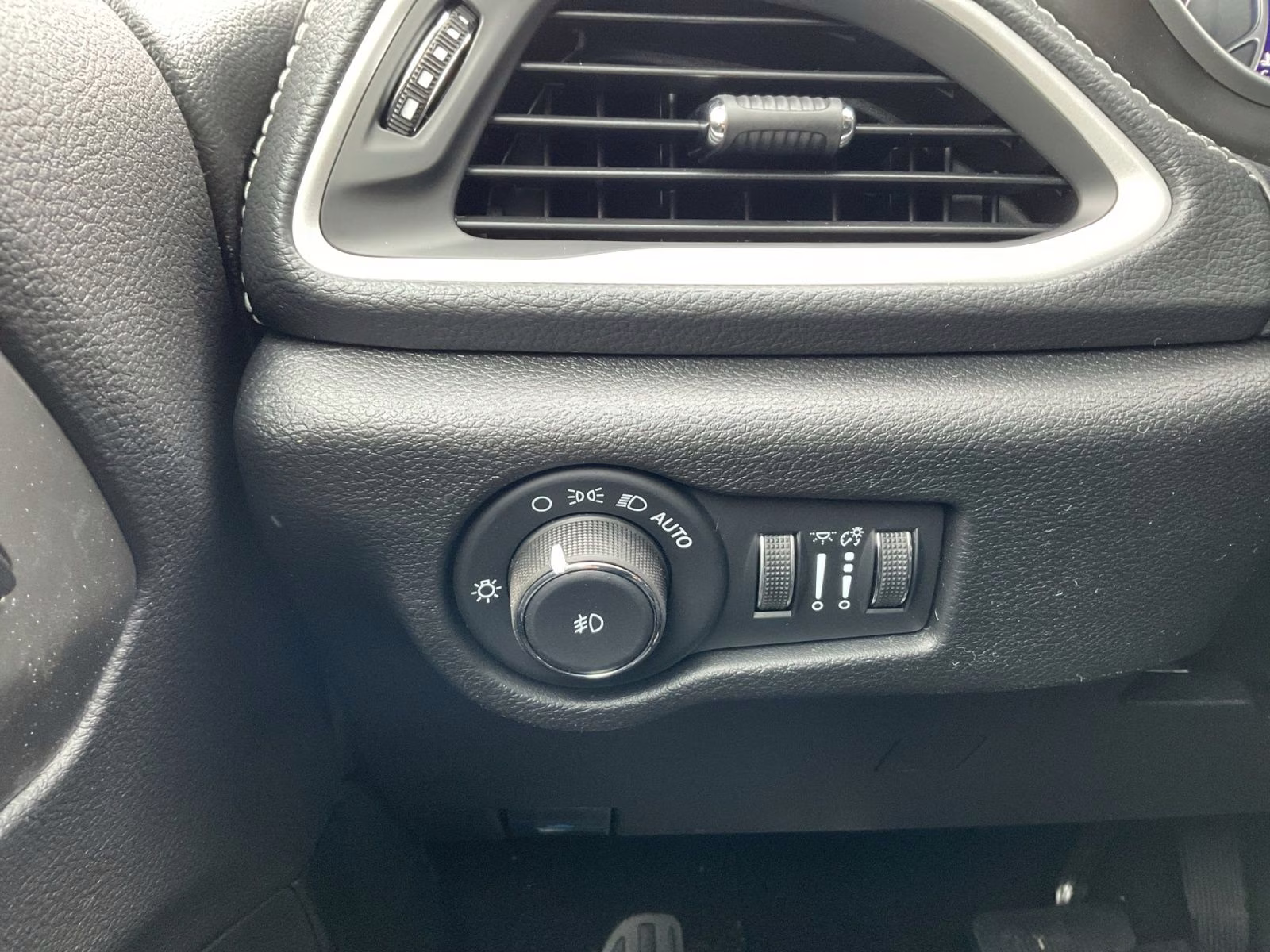 2026 Diamond Black Crystal Pearlcoat Chrysler Pacifica Select AWD Van