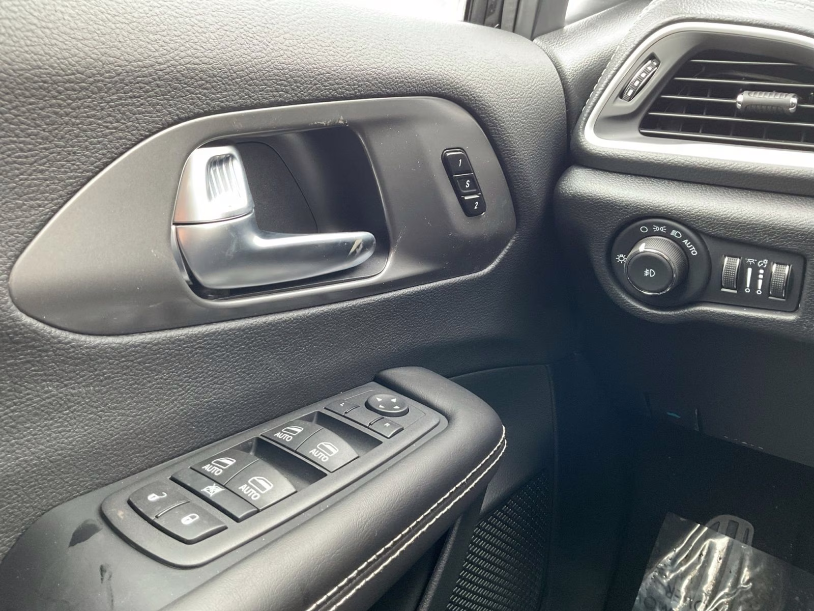 2026 Diamond Black Crystal Pearlcoat Chrysler Pacifica Select AWD Van