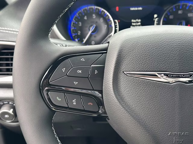 2026 Diamond Black Crystal Pearlcoat Chrysler Pacifica Select FWD Van