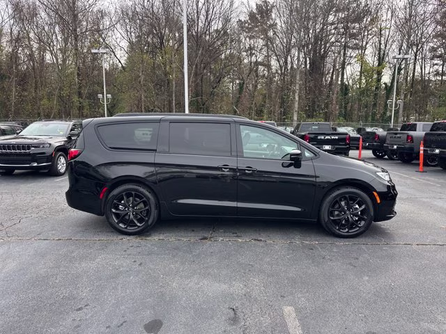 2026 Diamond Black Crystal Pearlcoat Chrysler Pacifica Select FWD Van