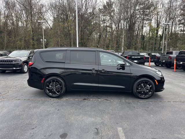 2026 Diamond Black Crystal Pearlcoat Chrysler Pacifica Select FWD Van