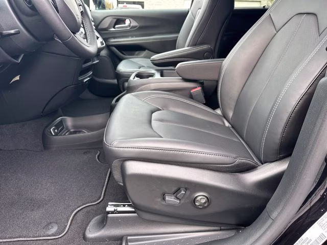 2026 Diamond Black Crystal Pearlcoat Chrysler Pacifica Select FWD Van