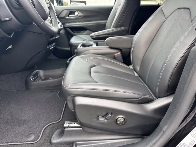 2026 Diamond Black Crystal Pearlcoat Chrysler Pacifica Select FWD Van