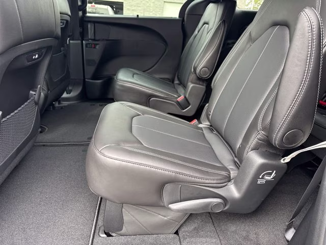2026 Diamond Black Crystal Pearlcoat Chrysler Pacifica Select FWD Van