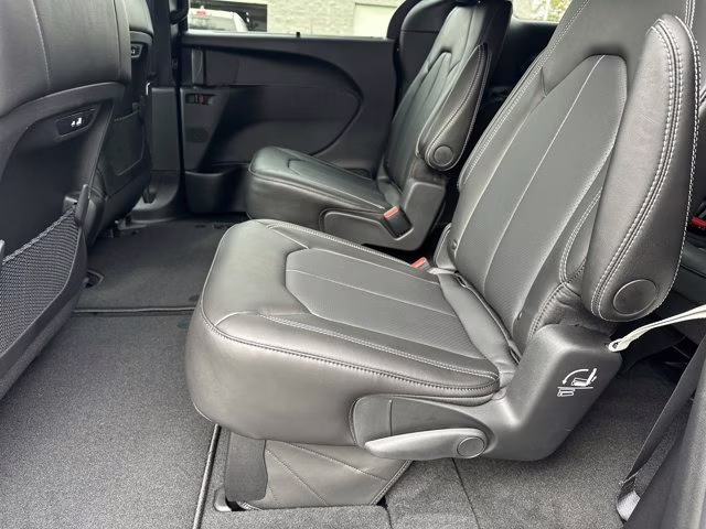 2026 Diamond Black Crystal Pearlcoat Chrysler Pacifica Select FWD Van