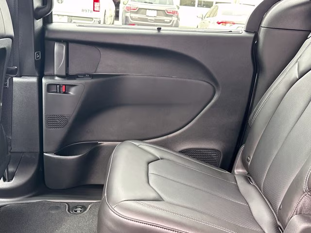 2026 Diamond Black Crystal Pearlcoat Chrysler Pacifica Select FWD Van