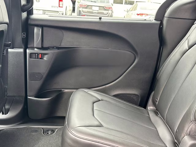 2026 Diamond Black Crystal Pearlcoat Chrysler Pacifica Select FWD Van