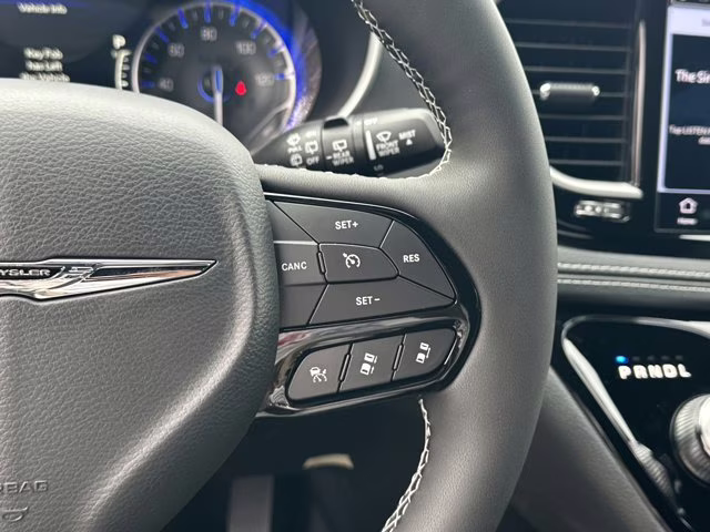 2026 Diamond Black Crystal Pearlcoat Chrysler Pacifica Select FWD Van