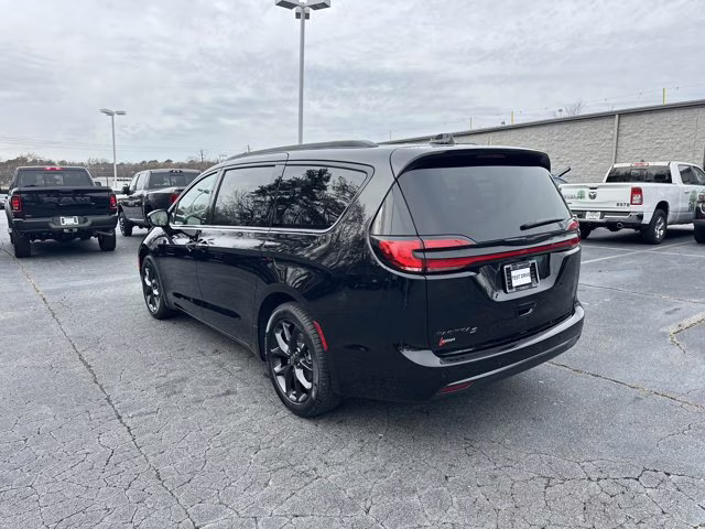 2026 Diamond Black Crystal Pearlcoat Chrysler Pacifica Select FWD Van