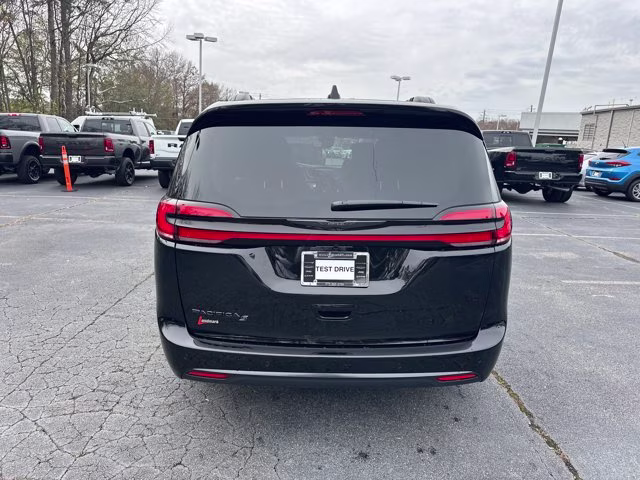 2026 Diamond Black Crystal Pearlcoat Chrysler Pacifica Select FWD Van