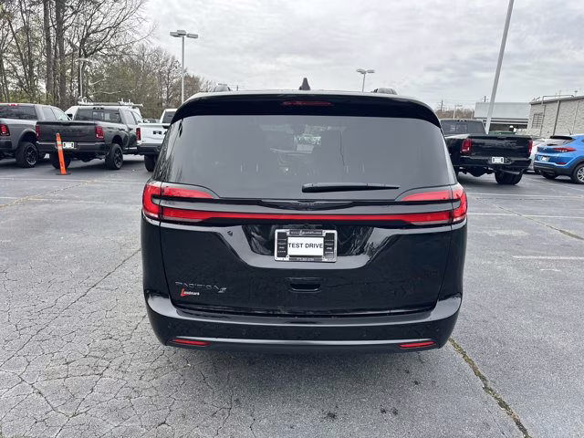 2026 Diamond Black Crystal Pearlcoat Chrysler Pacifica Select FWD Van