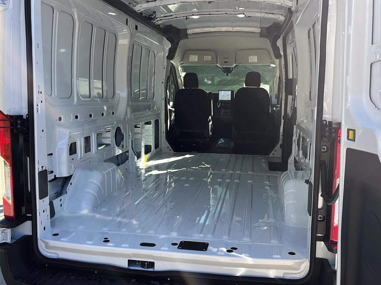 2026 Oxford White Ford Transit Cargo Van MED. ROOF, RWD RWD Van