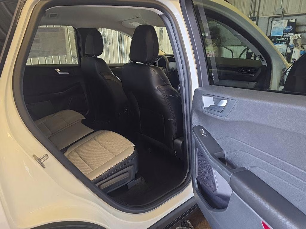 2024 Star White Metallic Tri-Coat Ford Escape FWD FWD Crossover