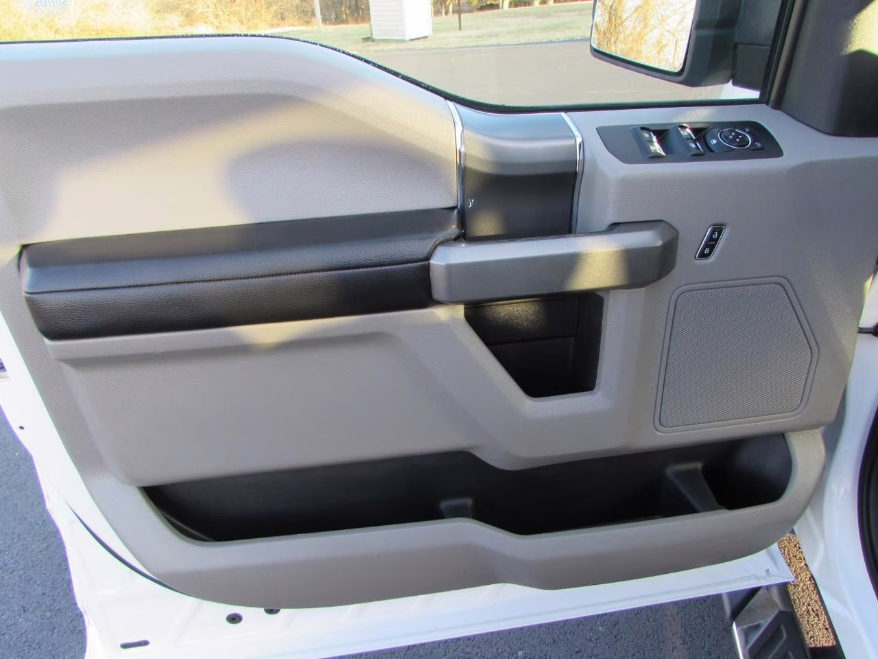 2016 White Platinum Metallic Tri-Coat Ford F-150 XLT 4X4 Truck