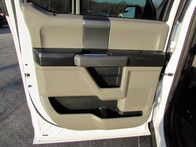 2016 White Platinum Metallic Tri-Coat Ford F-150 XLT 4X4 Truck