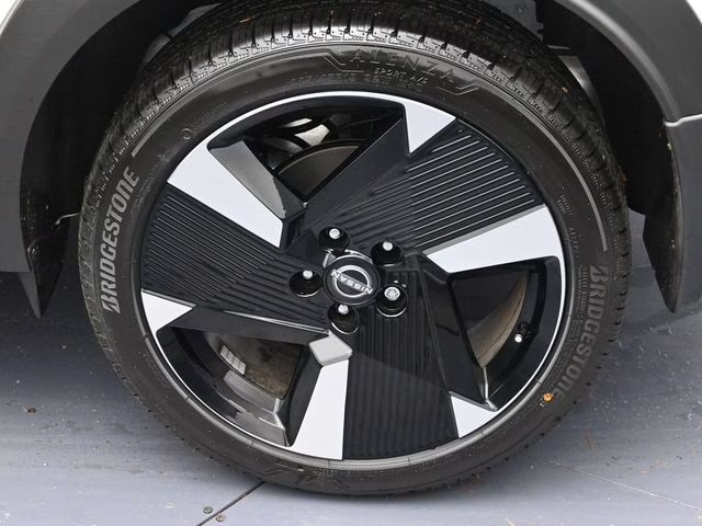 2026 Aspen White Tricoat Nissan Kicks SR FWD SUV