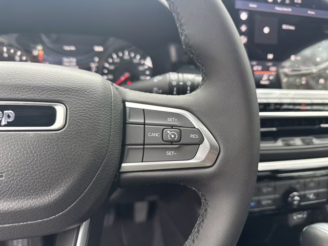 2026 Silver Zynith Metallic Clearcoat Jeep Compass Latitude Altitude 4X4 SUV