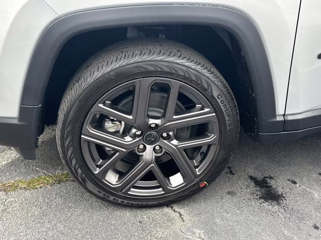 2026 Silver Zynith Metallic Clearcoat Jeep Compass Latitude Altitude 4X4 SUV