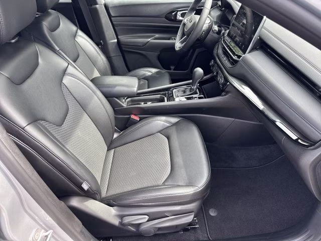 2026 Silver Zynith Metallic Clearcoat Jeep Compass Latitude Altitude 4X4 SUV