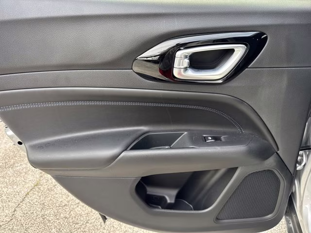 2026 Silver Zynith Metallic Clearcoat Jeep Compass Latitude Altitude 4X4 SUV