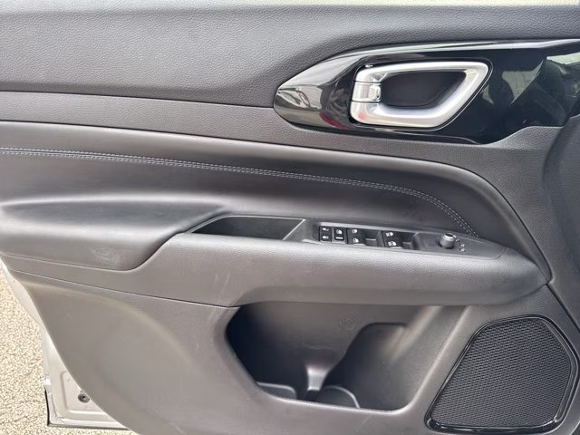 2026 Silver Zynith Metallic Clearcoat Jeep Compass Latitude Altitude 4X4 SUV