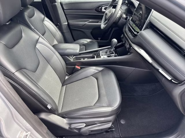 2026 Silver Zynith Metallic Clearcoat Jeep Compass Latitude Altitude 4X4 SUV