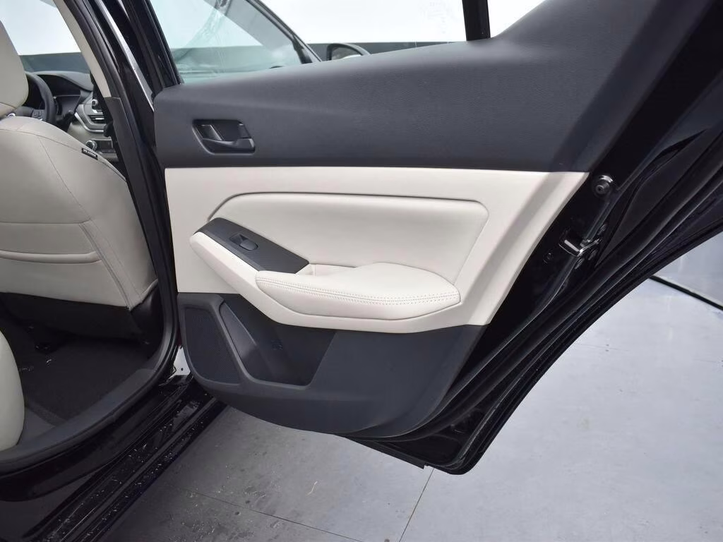 2025 Super Black Clearcoat Nissan Altima 2.5 SV FWD Sedan