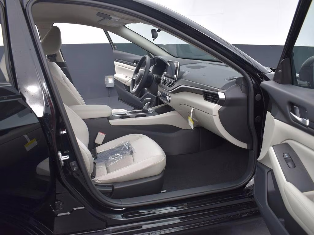 2025 Super Black Clearcoat Nissan Altima 2.5 SV FWD Sedan