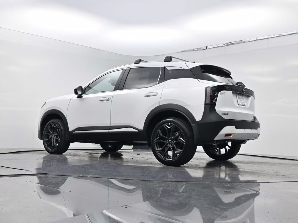 2026 Aspen White Tricoat Nissan Kicks SR FWD SUV