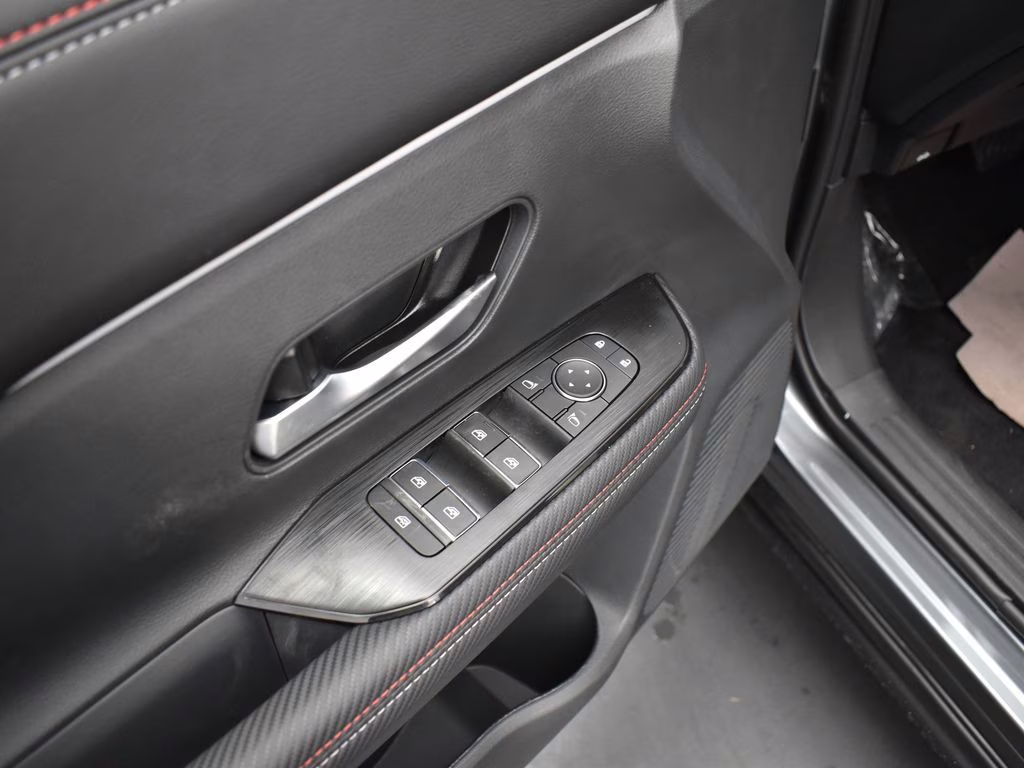 2026 Gun Metallic/Scarlet Ember Tintcoat Nissan Kicks SR FWD SUV