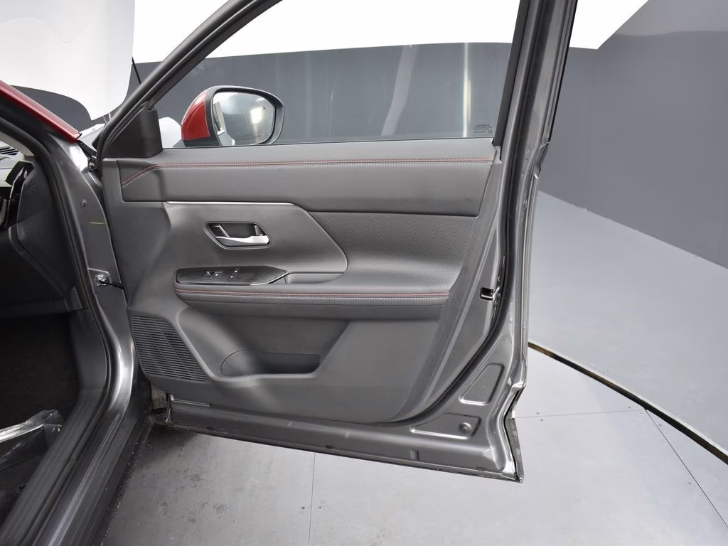 2026 Gun Metallic/Scarlet Ember Tintcoat Nissan Kicks SR FWD SUV