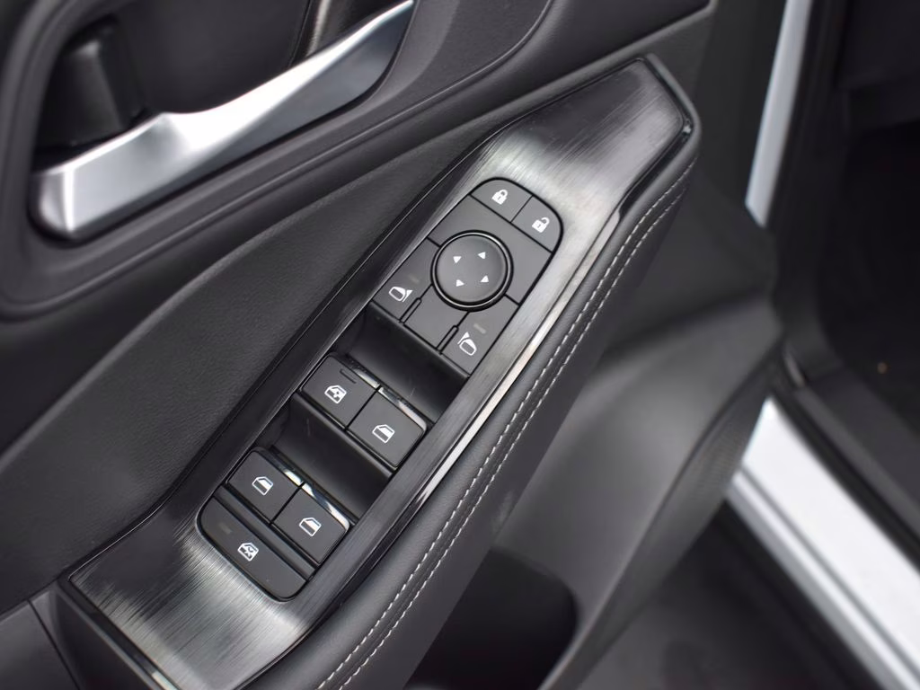 2026 Everest White Pearl Tricoat Nissan Rogue SV FWD SUV