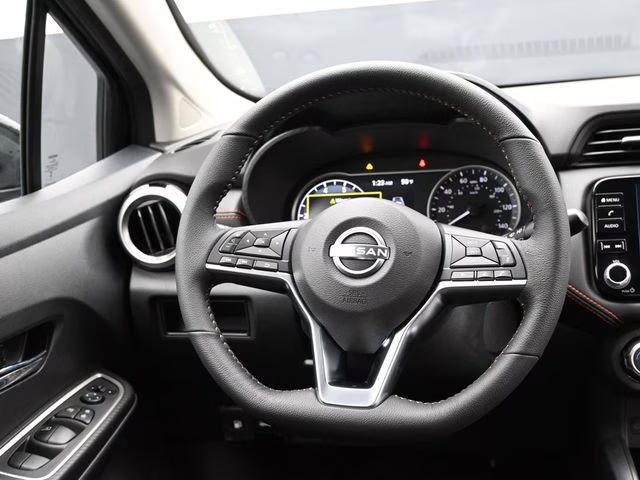 2025 Super Black Metallic Nissan Versa 1.6 SR FWD Sedan