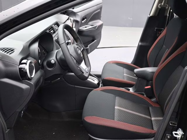 2025 Super Black Metallic Nissan Versa 1.6 SR FWD Sedan