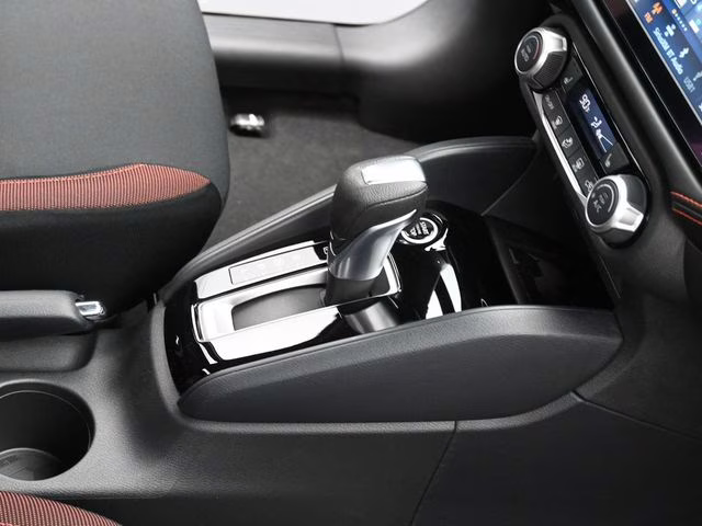 2025 Super Black Metallic Nissan Versa 1.6 SR FWD Sedan