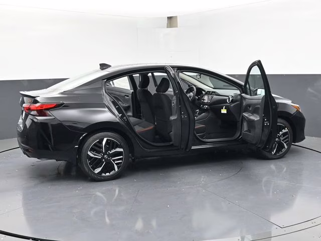 2025 Super Black Metallic Nissan Versa 1.6 SR FWD Sedan