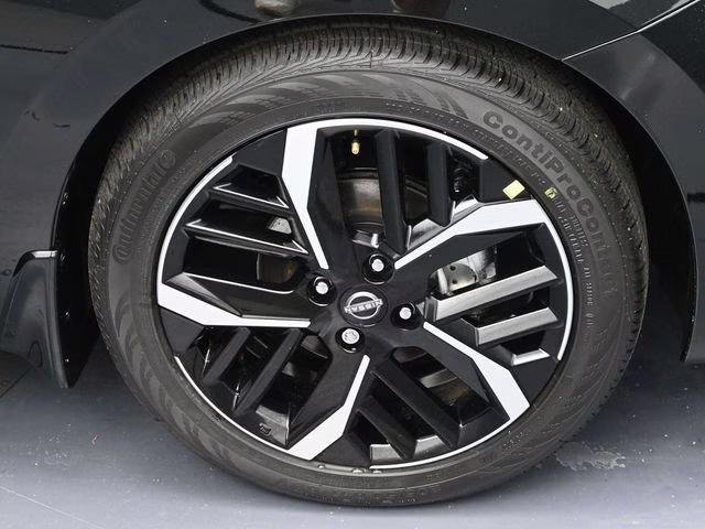 2025 Super Black Metallic Nissan Versa 1.6 SR FWD Sedan