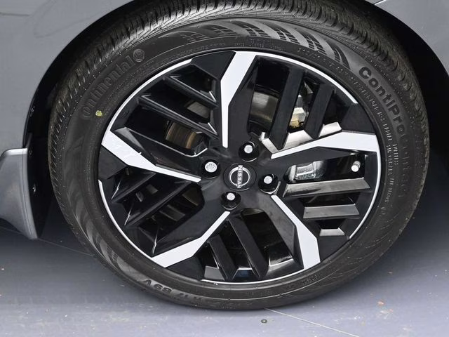 2025 Gun Metallic Nissan Versa 1.6 SR FWD Sedan