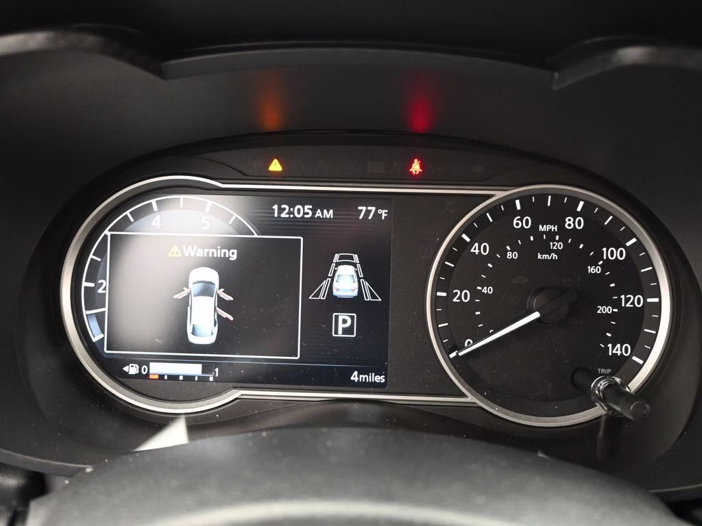 2025 Super Black Metallic Nissan Versa 1.6 SR FWD Sedan