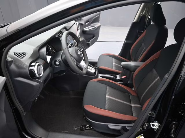 2025 Super Black Metallic Nissan Versa 1.6 SR FWD Sedan