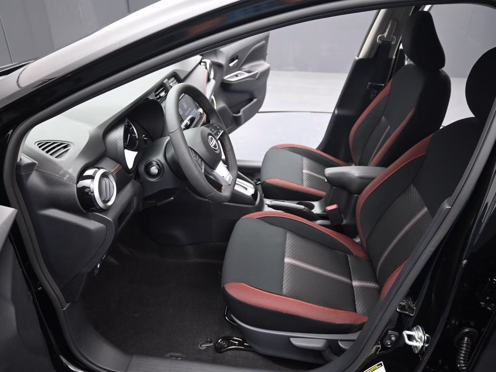 2025 Super Black Metallic Nissan Versa 1.6 SR FWD Sedan