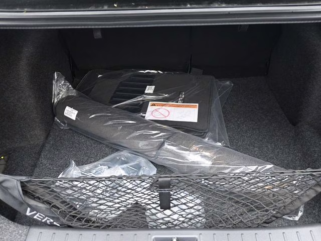 2025 Super Black Metallic Nissan Versa 1.6 SR FWD Sedan