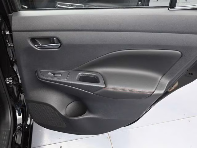 2025 Super Black Metallic Nissan Versa 1.6 SR FWD Sedan