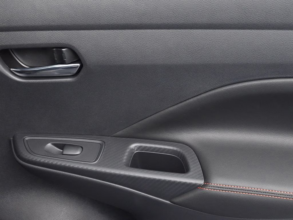 2025 Super Black Metallic Nissan Versa 1.6 SR FWD Sedan