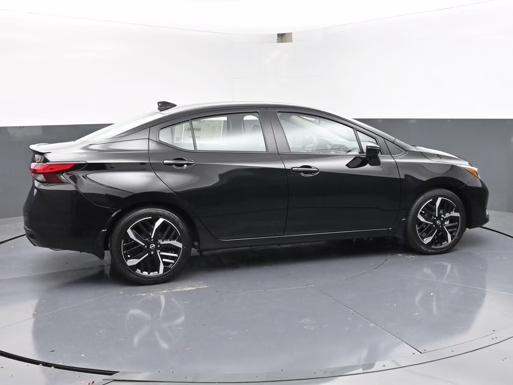 2025 Super Black Metallic Nissan Versa 1.6 SR FWD Sedan