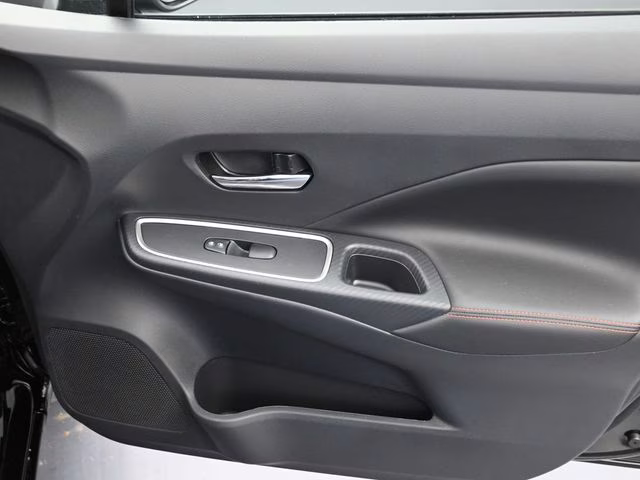 2025 Super Black Metallic Nissan Versa 1.6 SR FWD Sedan