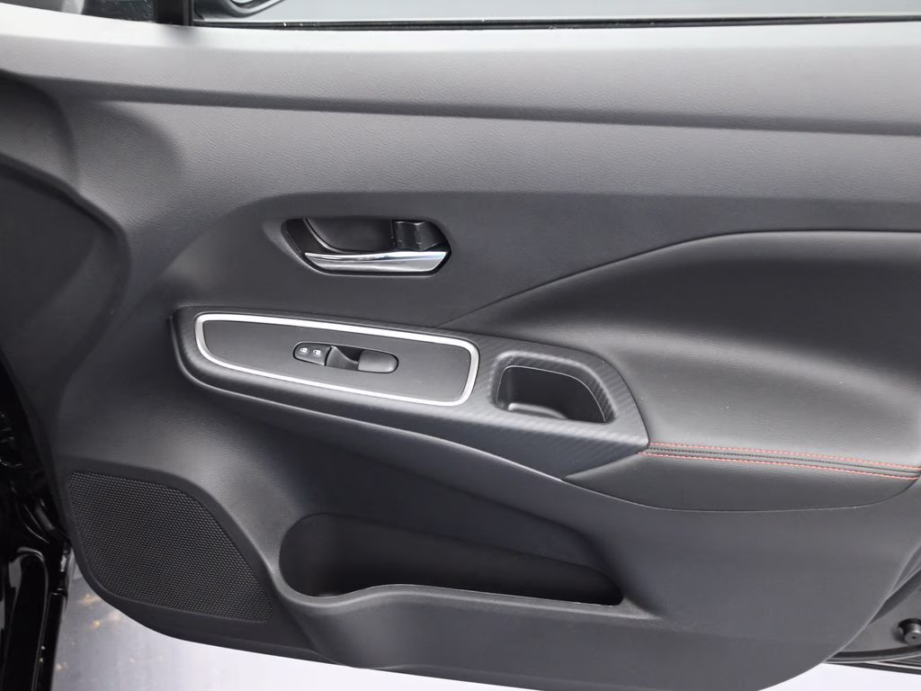 2025 Super Black Metallic Nissan Versa 1.6 SR FWD Sedan