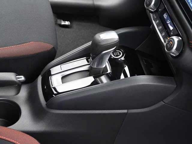 2025 Super Black Metallic Nissan Versa 1.6 SR FWD Sedan