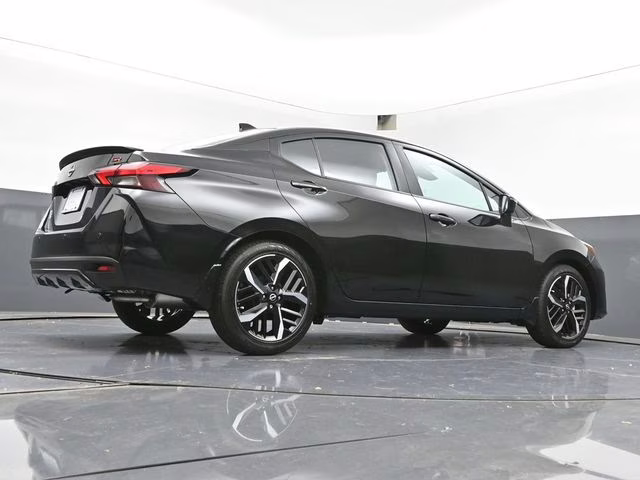 2025 Super Black Metallic Nissan Versa 1.6 SR FWD Sedan